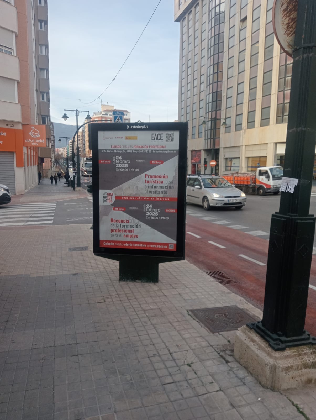 Auditoría fotográfica de marquesina con campaña de moda en el centro de Alcoy