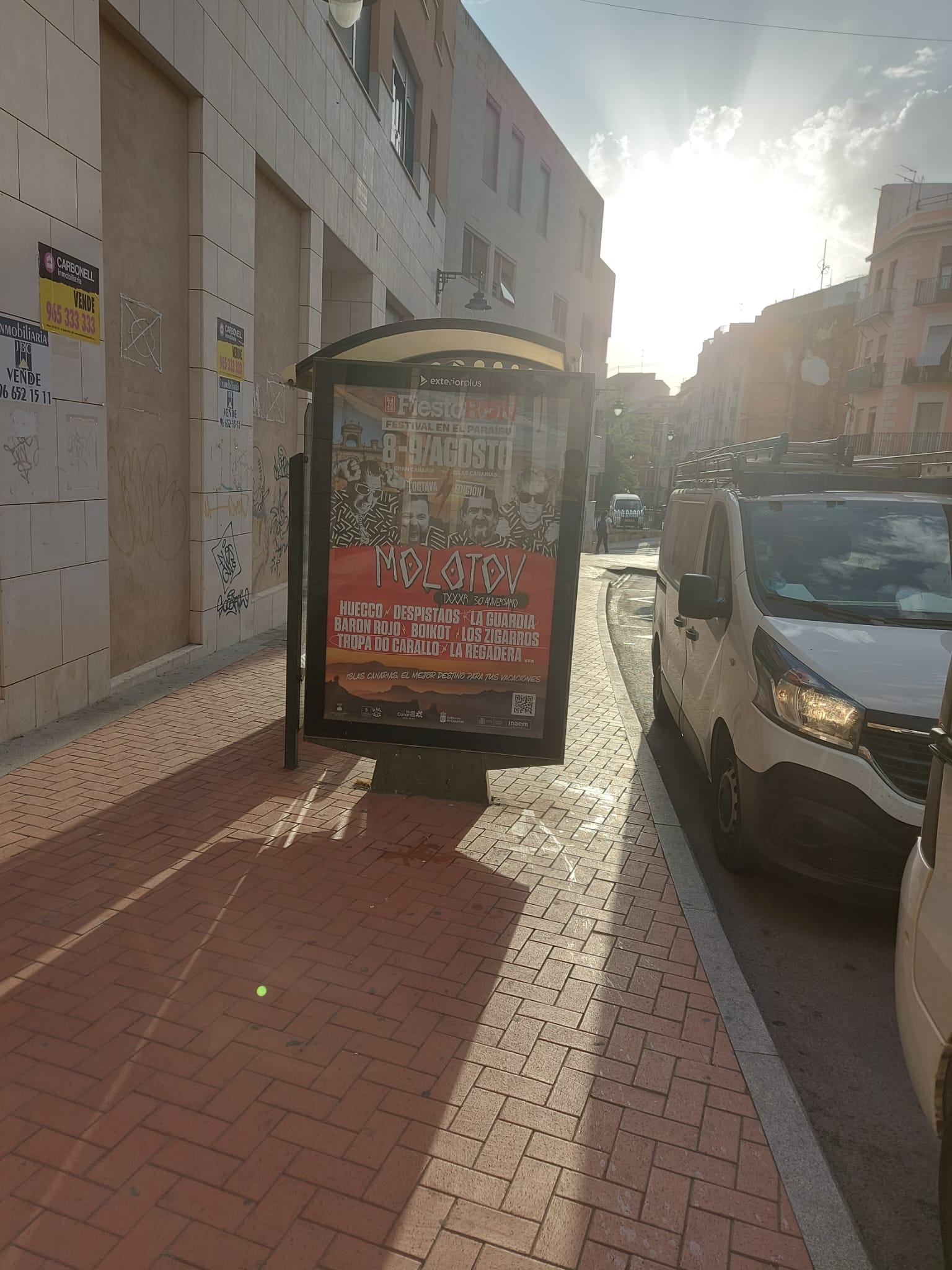 Auditoría fotográfica de marquesina con campaña de servicios sanitarios en Santa Rosa, Alcoy