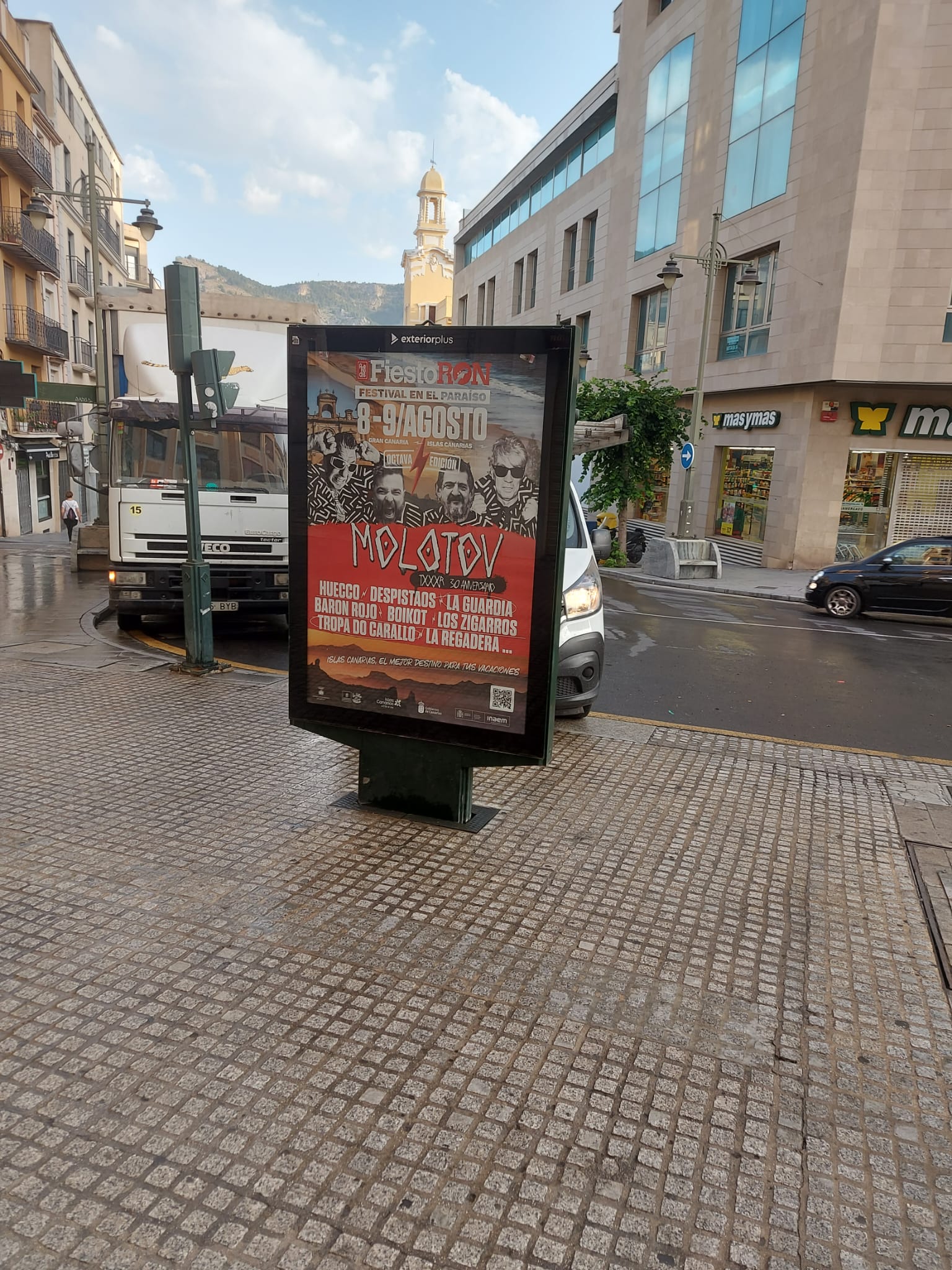 Mupi publicitario en avenida Unión Europea, Zona Norte de Alcoy, auditoría de campaña