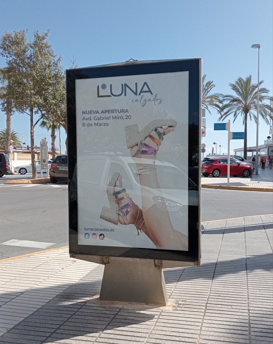 Mupi de campaña de restauración en calle Gibraltar, junto a la playa de la Fossa en Calpe