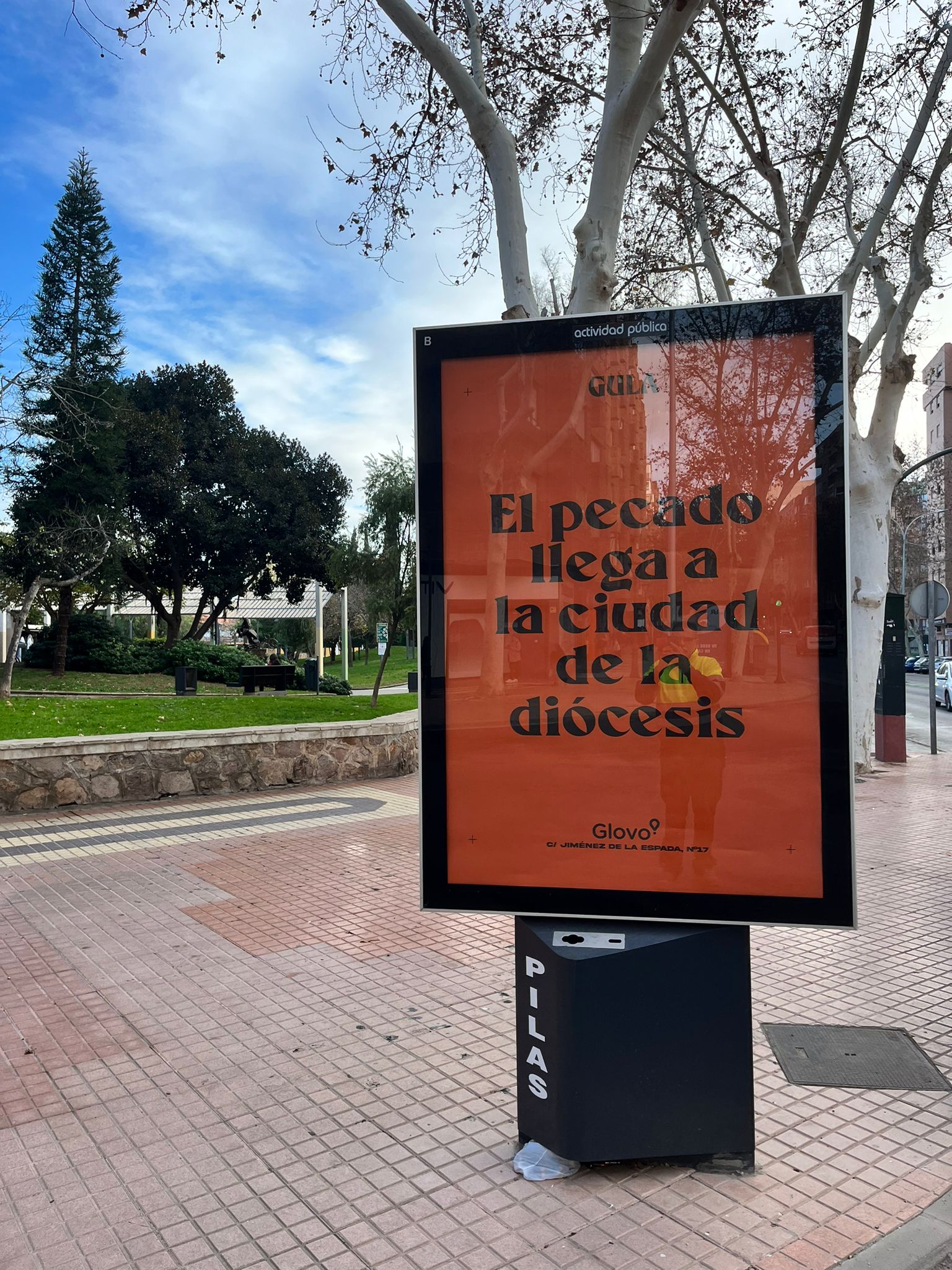 Mupi publicitario en Avenida Reina Victoria con Calle Juan Fernández, Cartagena