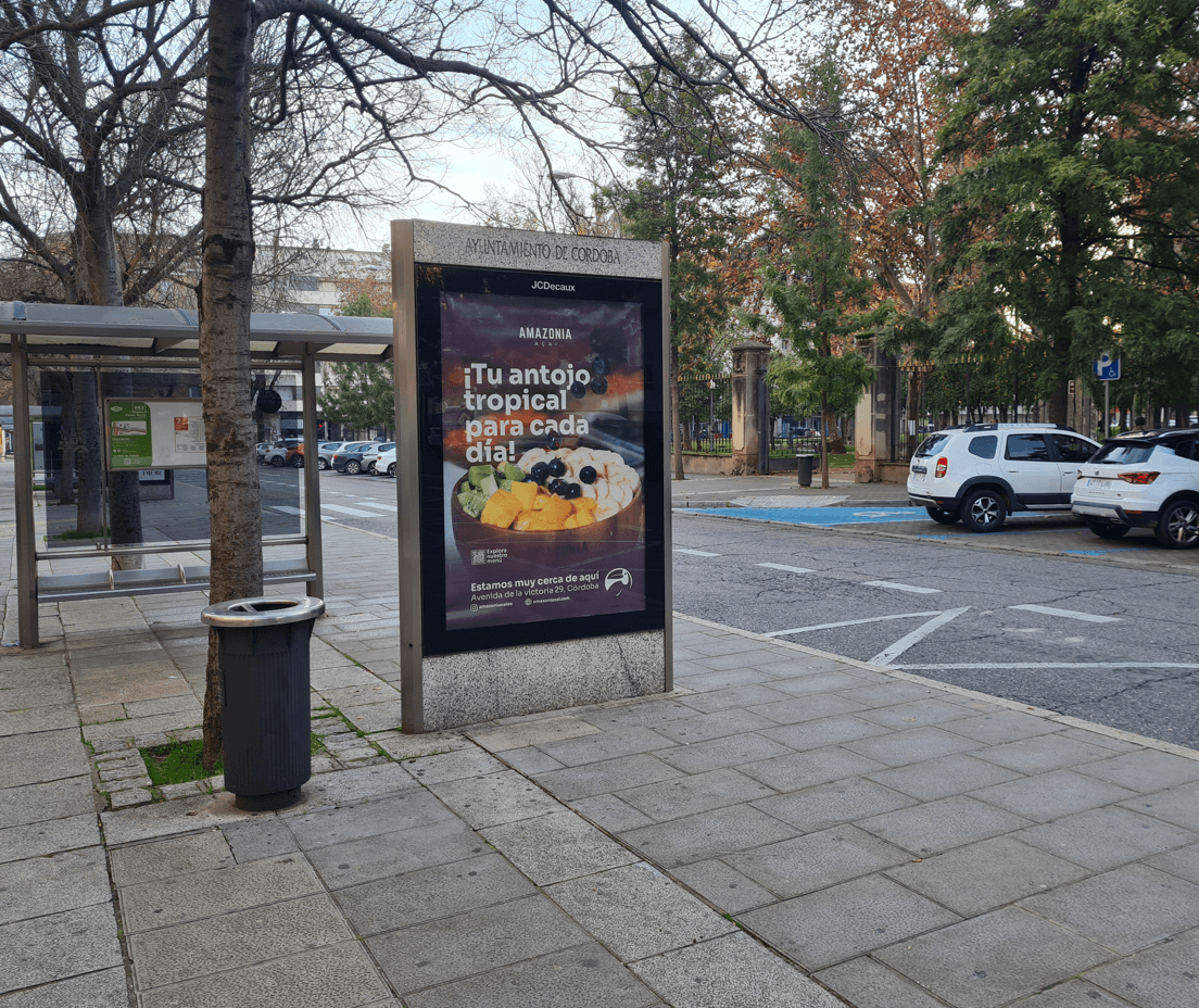 Mupi en Plaza de Colón con creatividad de retail, Córdoba
