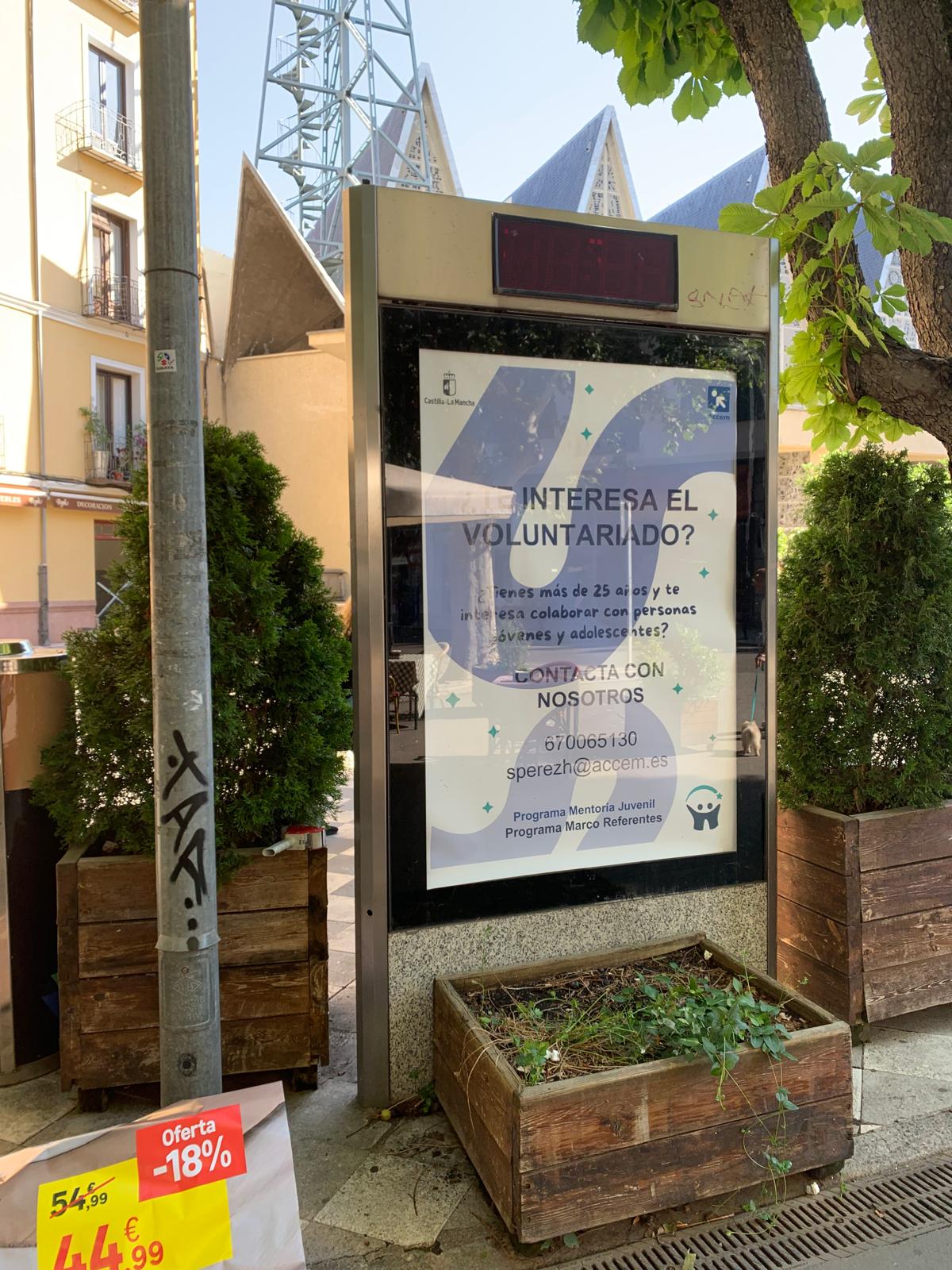 Mupi en la Plaza de la Hispanidad frente a San Esteban en Cuenca