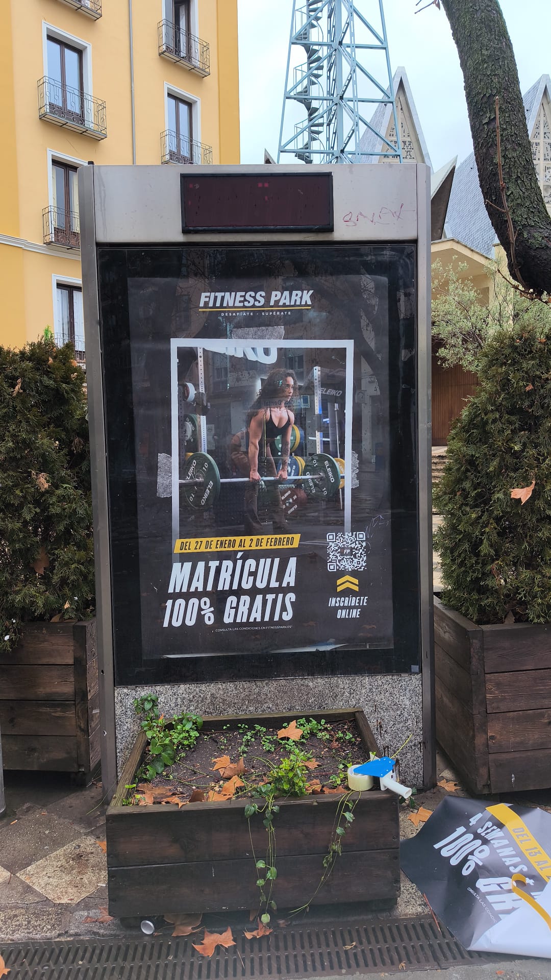 Mupi en la avenida de los Alfares frente al hospital Virgen de la Luz en Cuenca