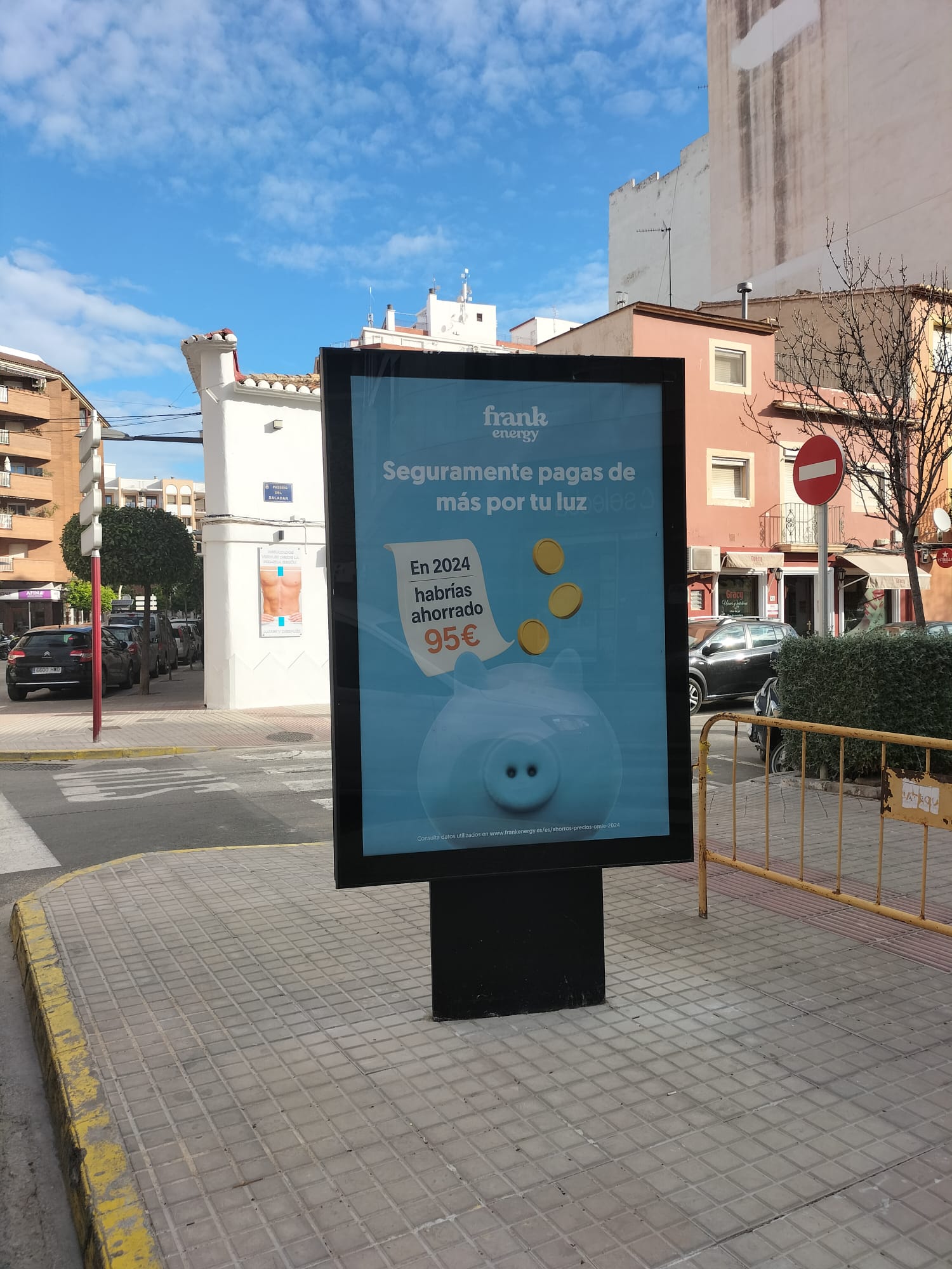 Mupi en calle Diana de Dénia con cartelería de campaña de moda