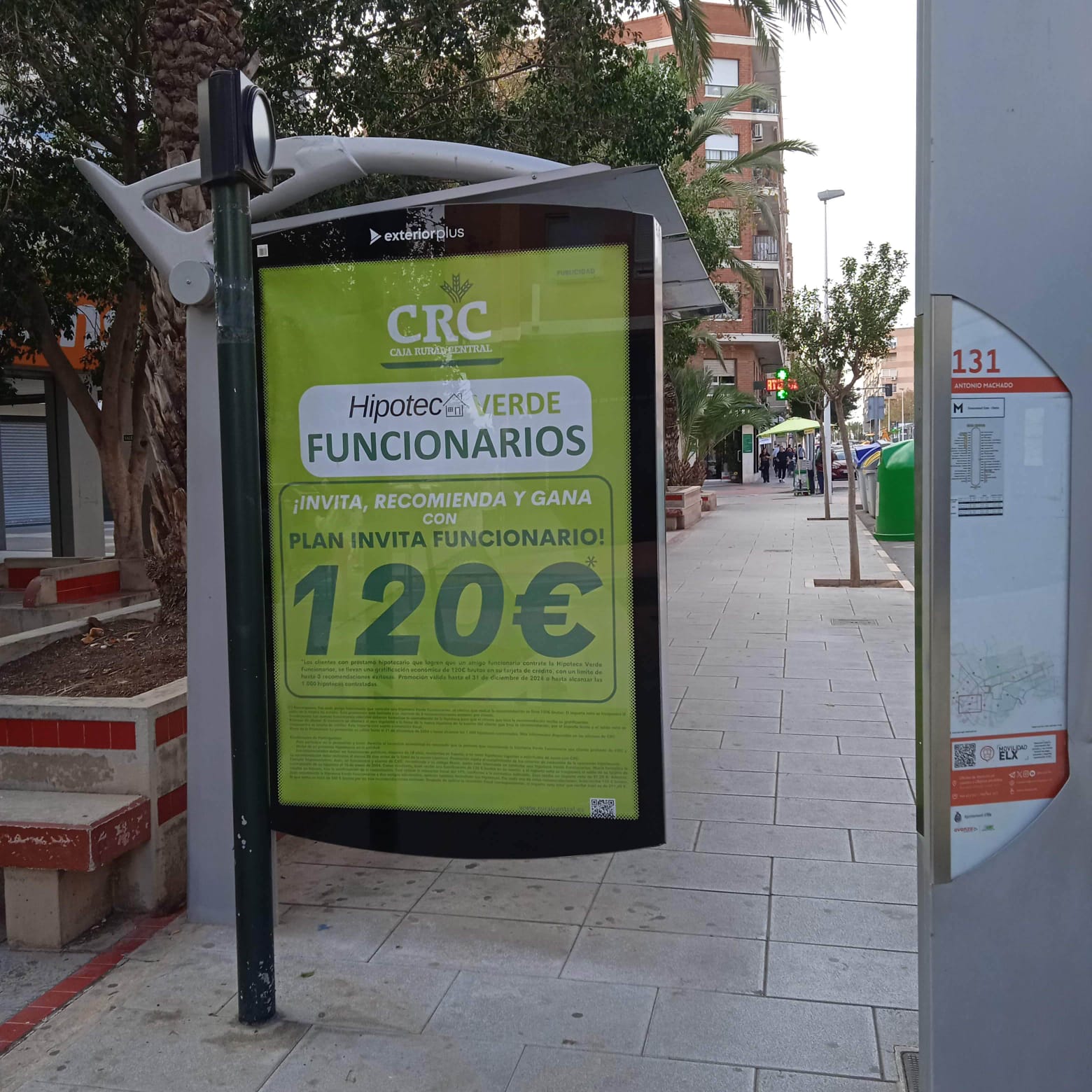 Auditoría fotográfica de marquesina publicitaria en calle Pedro Juan Perpiñán, Elche