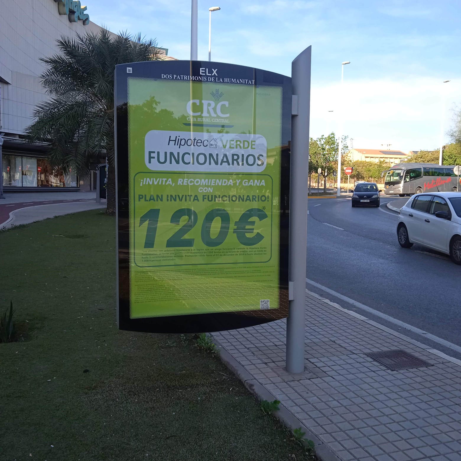 Mupi en la puerta principal de El Corte Inglés Elche, ejemplo de auditoría fotográfica