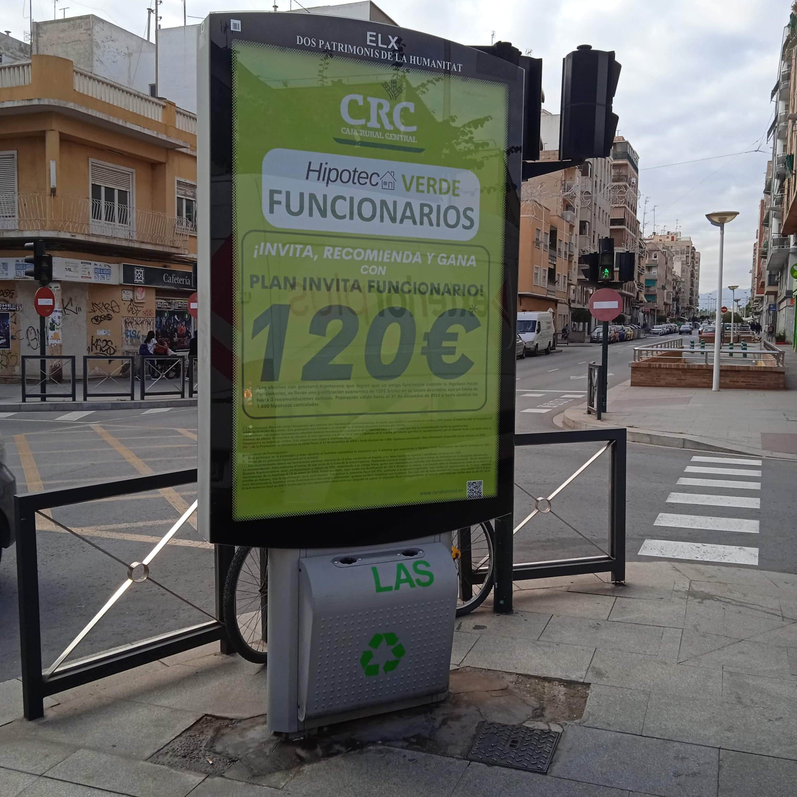 Mupi en calle Daoiz junto a avenida Juan Carlos I, ejemplo de auditoría fotográfica en Elche