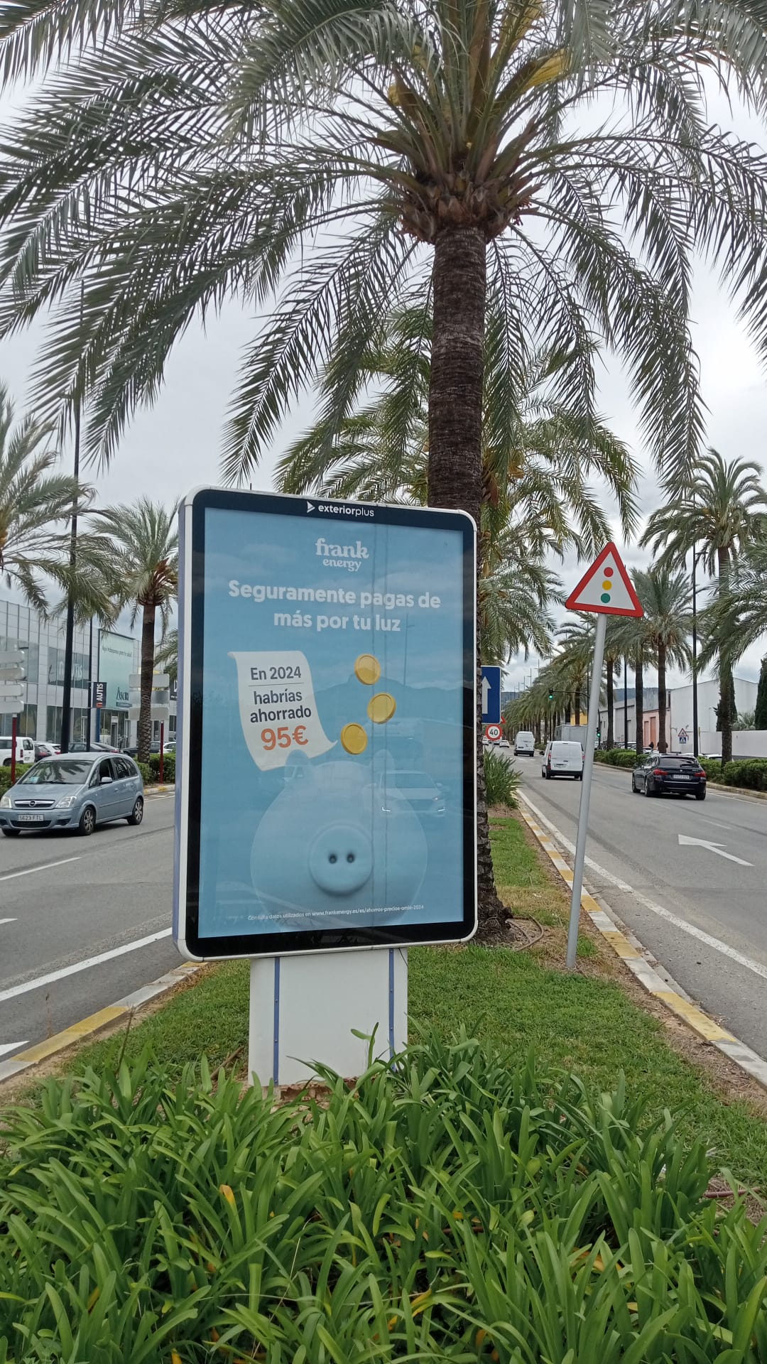 Mupi en avenida Alicante con Camí del Molí, acceso sur de Gandía