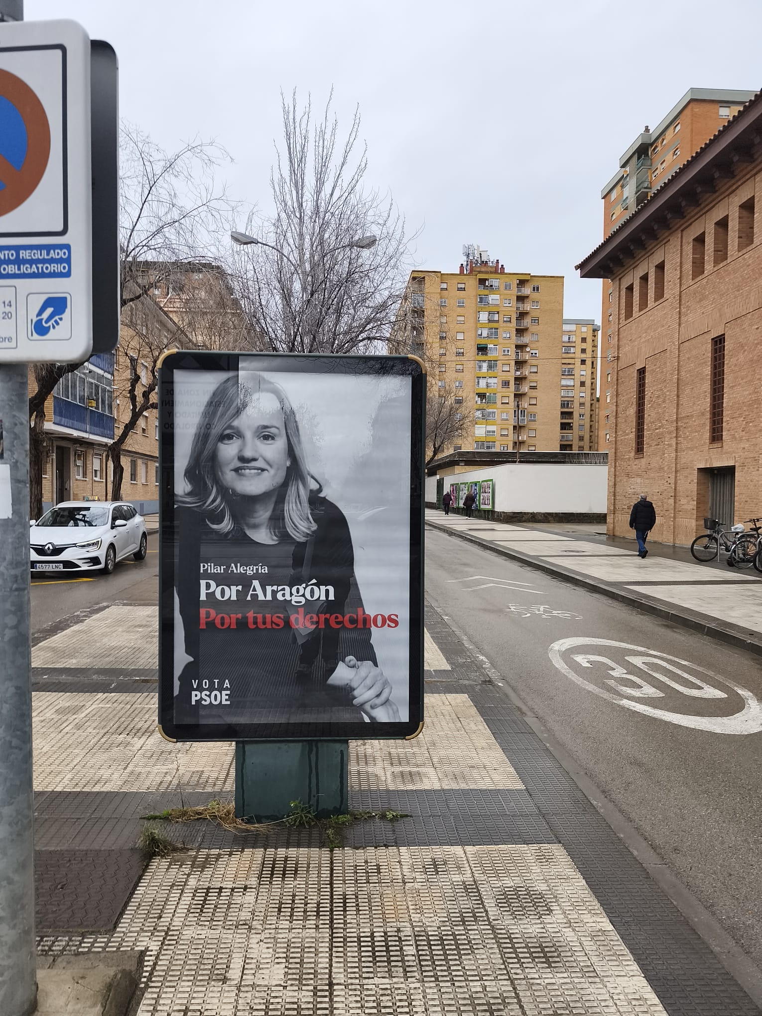 Ejemplo de campaña de mupi en Ramón y Cajal, rotonda hacia Coso Bajo, Huesca