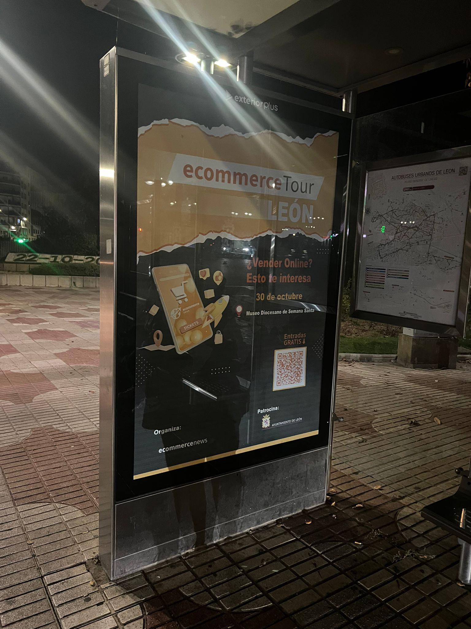 Marquesina publicitaria en plaza de Guzmán el Bueno, León