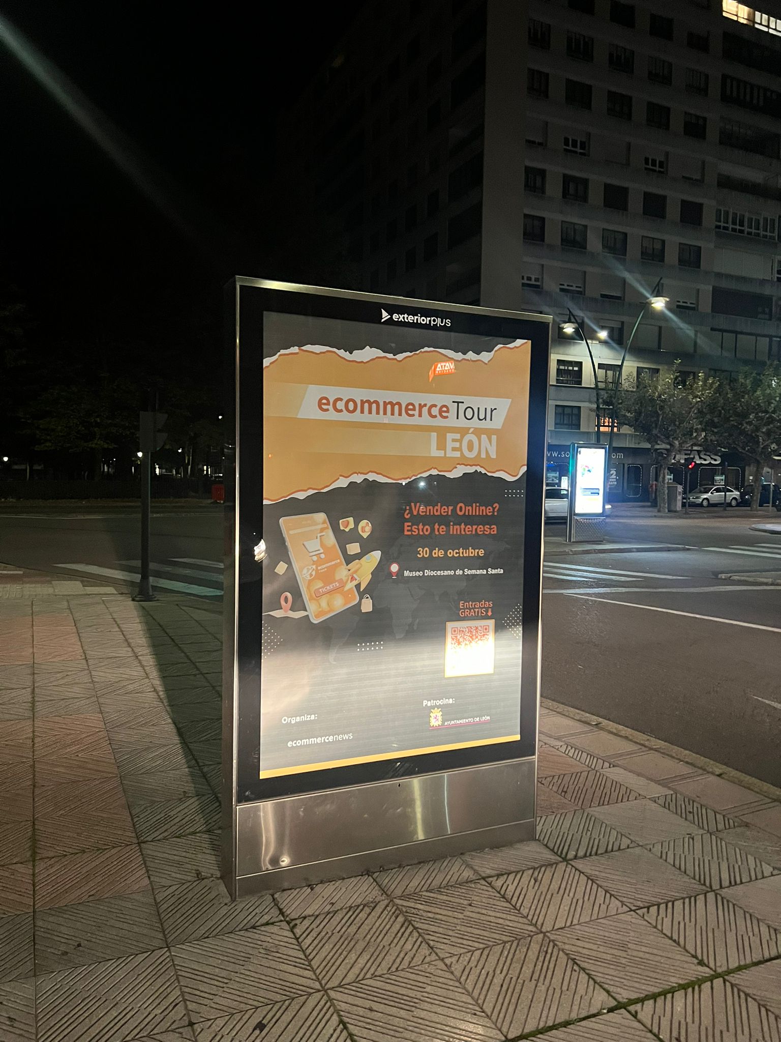 Mupi publicitario en plaza de San Francisco esquina Santa Nonia, casco urbano de León