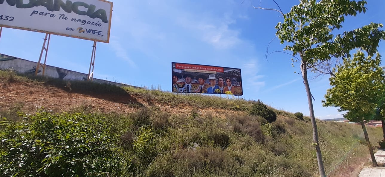 Ejemplo de campaña retail en valla 8x3 en Avenida Laceana, aproximación a Espacio León en León