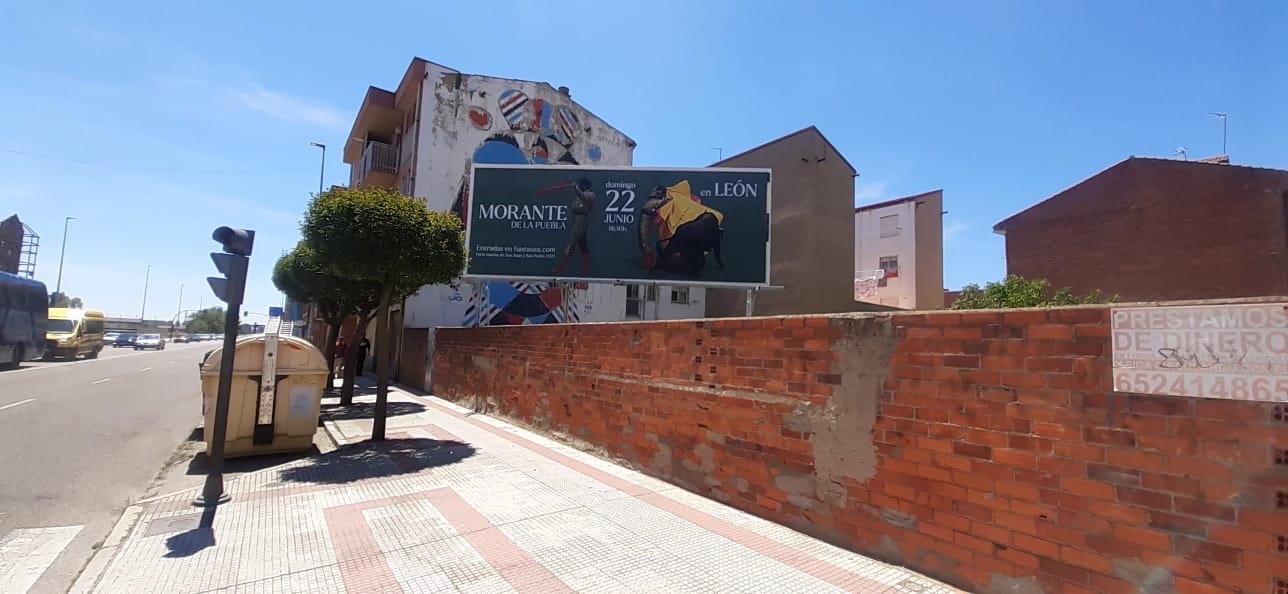 Ejemplo de campaña de automoción y financiación en valla 8x3 en Avenida Doctor Fleming, León