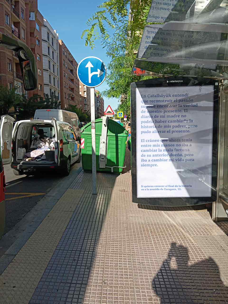 Marquesina publicitaria de servicios financieros en avenida Gonzalo de Berceo, Logroño