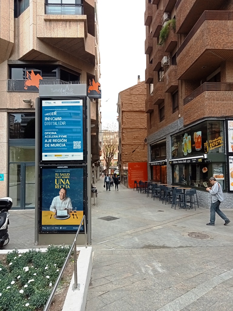 Mupi publicitario en la Plaza de Santa Isabel, centro de Murcia