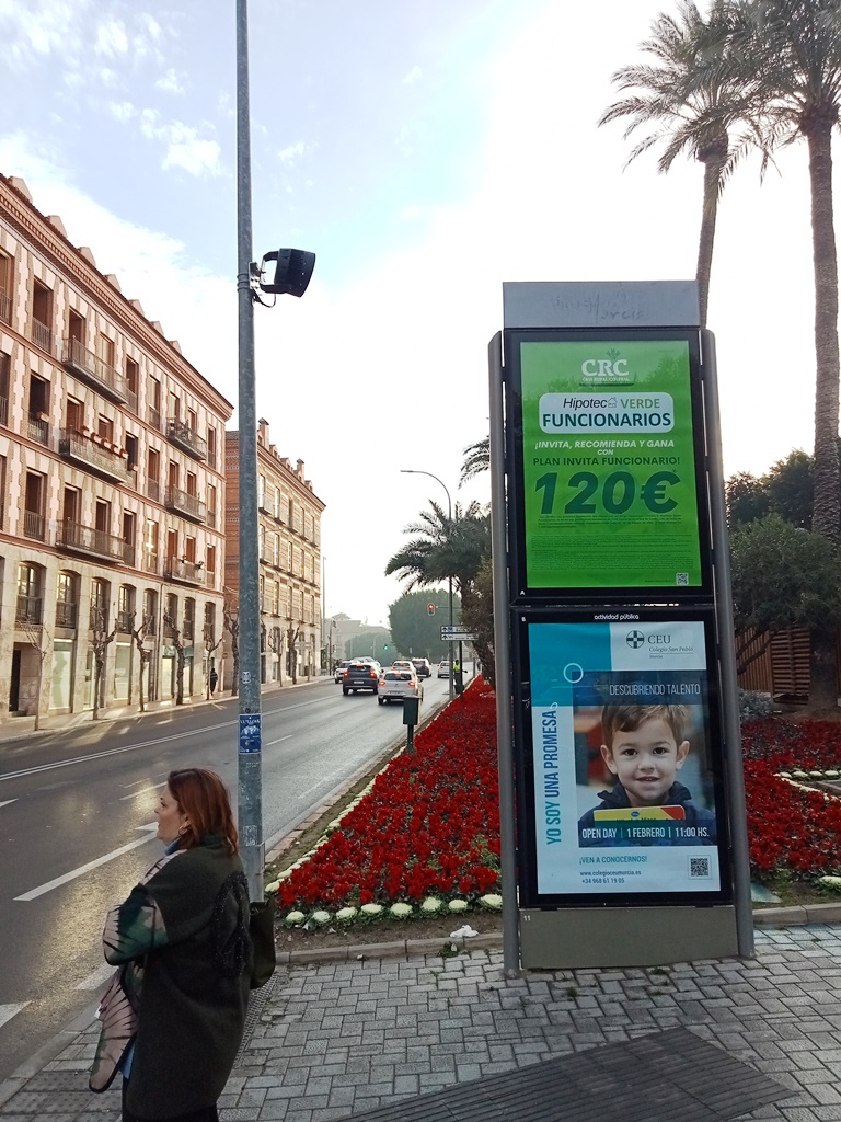 Mupi publicitario en la calle Plano de San Francisco junto al Almudí, Murcia