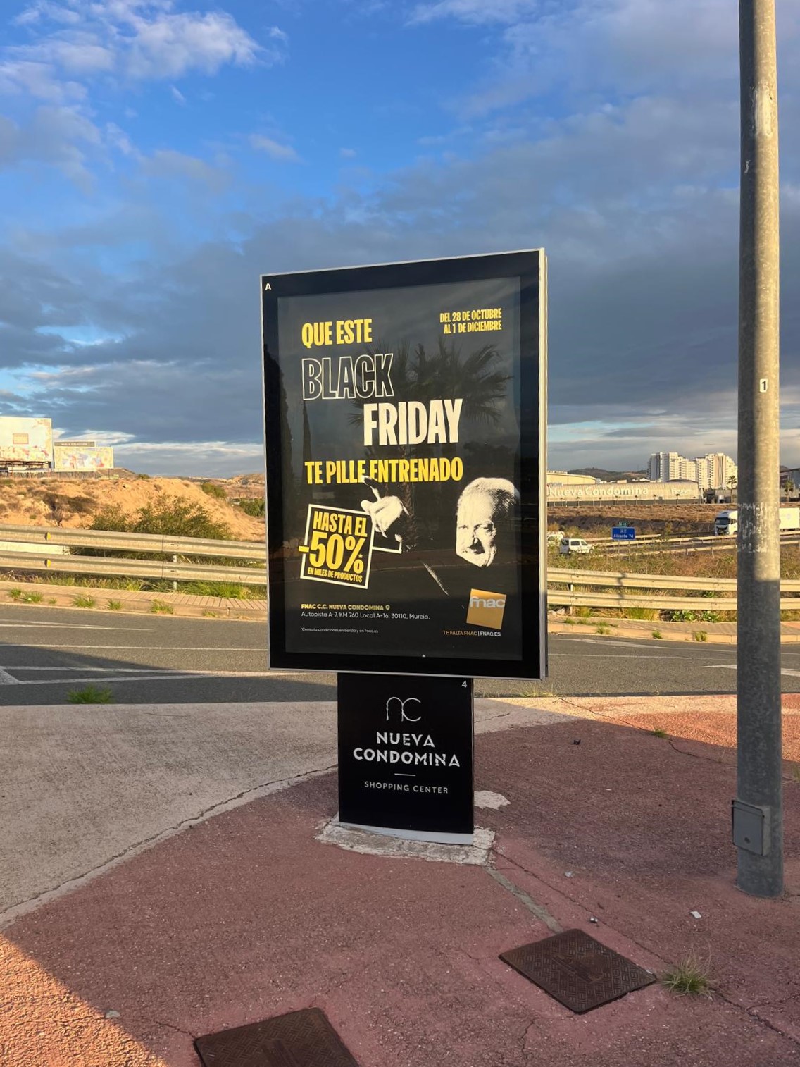 Mupi publicitario en la rotonda de acceso al centro comercial Nueva Condomina, Murcia