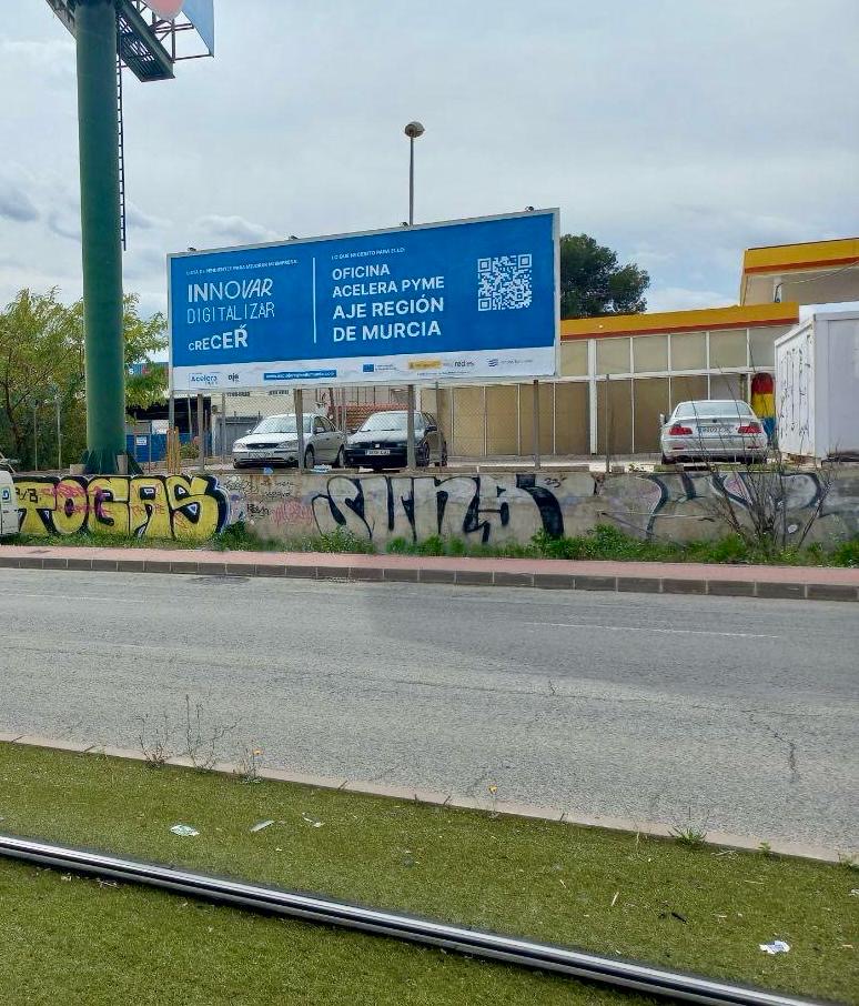 Valla publicitaria 8x3 m en Avenida Juan de Borbón, Murcia, con campaña de moda en sentido polo comercial norte