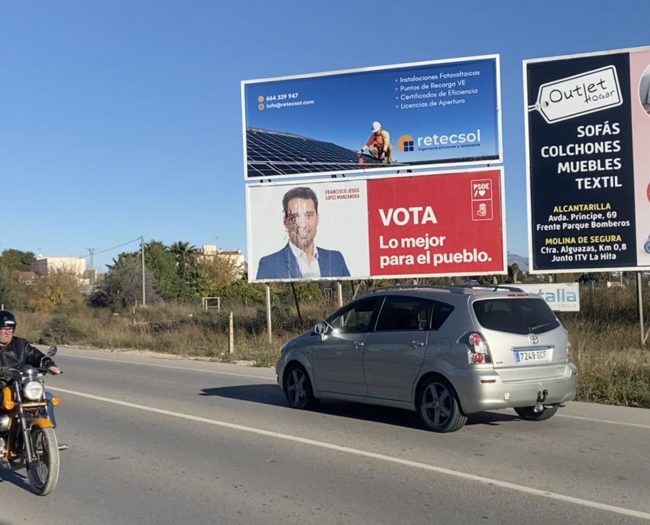 Valla publicitaria 8x3 m en la entrada a Las Torres de Cotillas, Murcia, con campaña de apertura de clínica