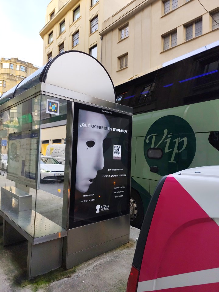 Marquesina publicitaria en calle Cortes de Navarra en el centro de Pamplona, campaña de retail moda