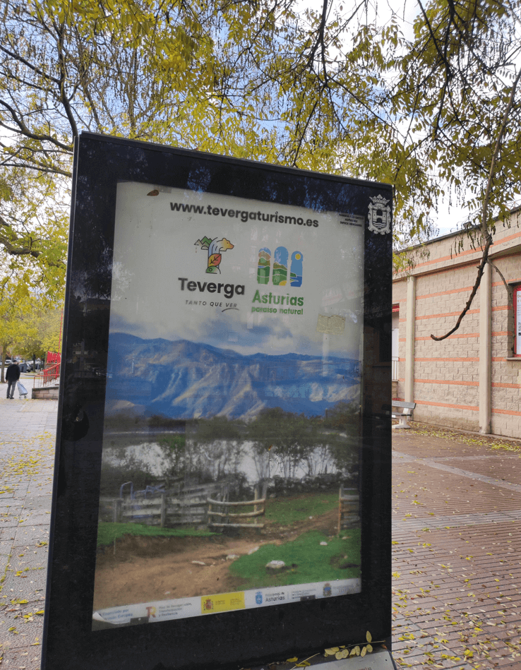 Campaña de retail en mupi de calle Ancha, parada de taxis del centro histórico de Ponferrada