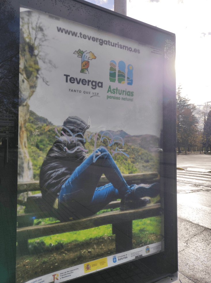 Mupi en av. de la Constitución junto al C.C. El Rosal en Ponferrada, campaña de turismo y cultura