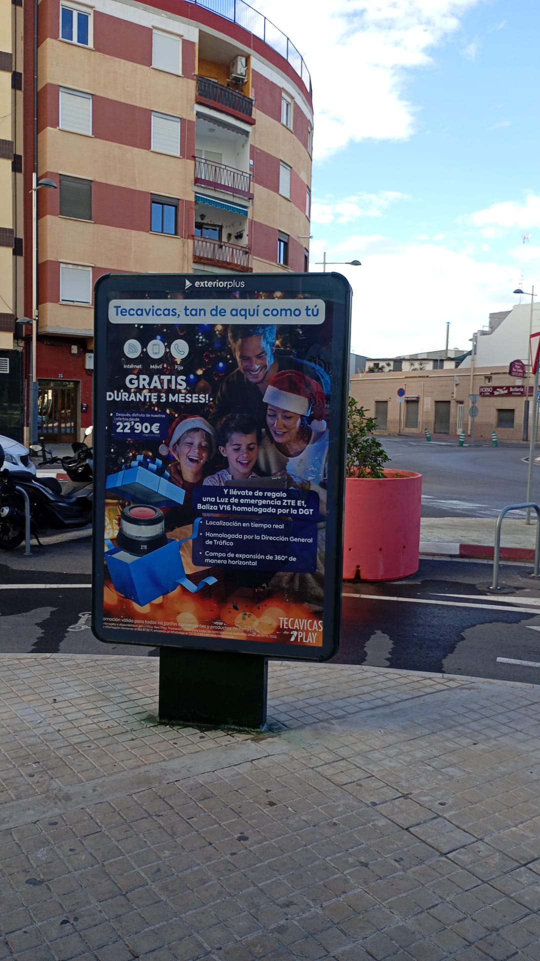 Auditoría fotográfica de mupi publicitario en avenida 9 d'Octubre con Reina Isabel II en Puerto de Sagunto