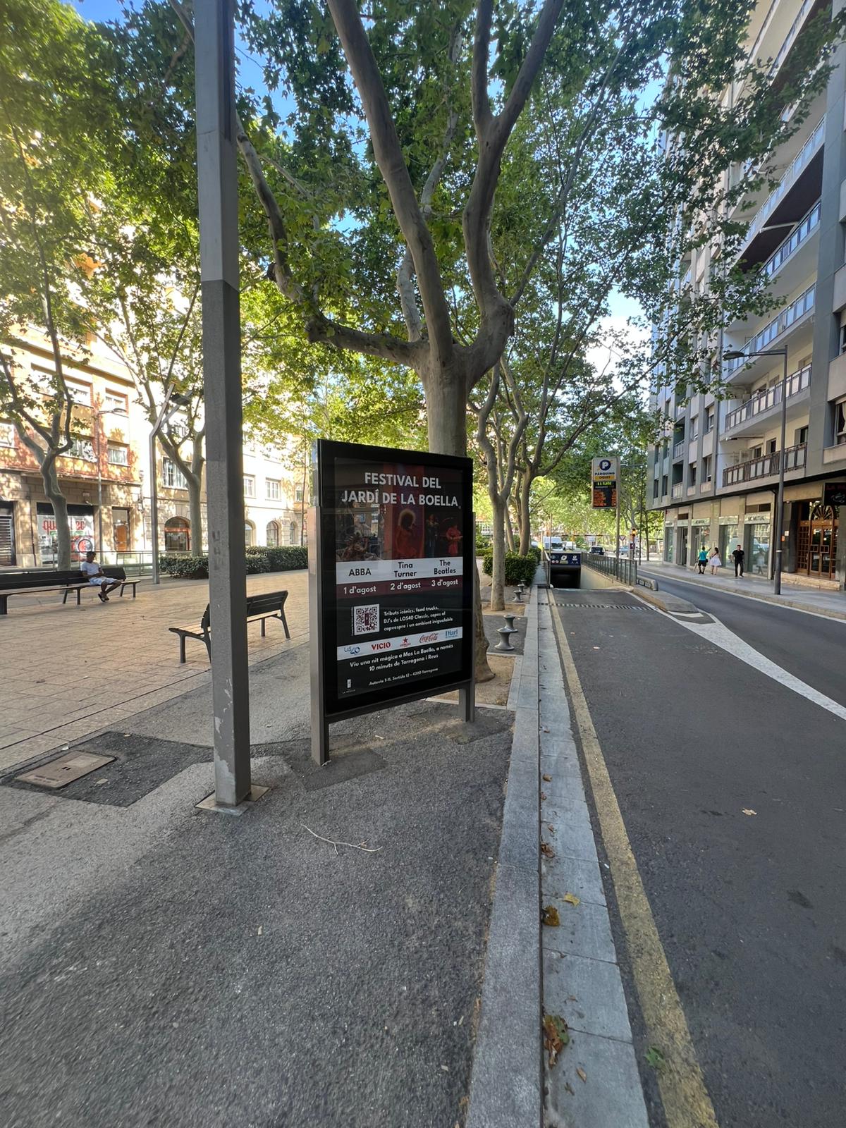 Mupi en Passeig de Sunyer entrada al parking de Plaça de les Oques en Reus