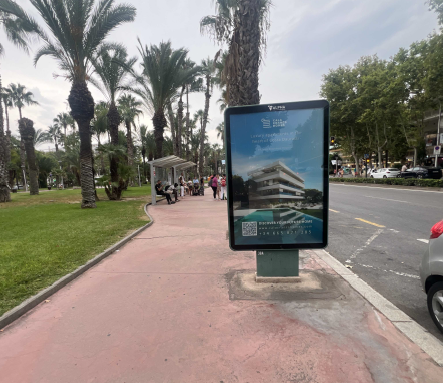 Mupi publicitario en el paseo marítimo de Salou, primera línea de Platja de Llevant