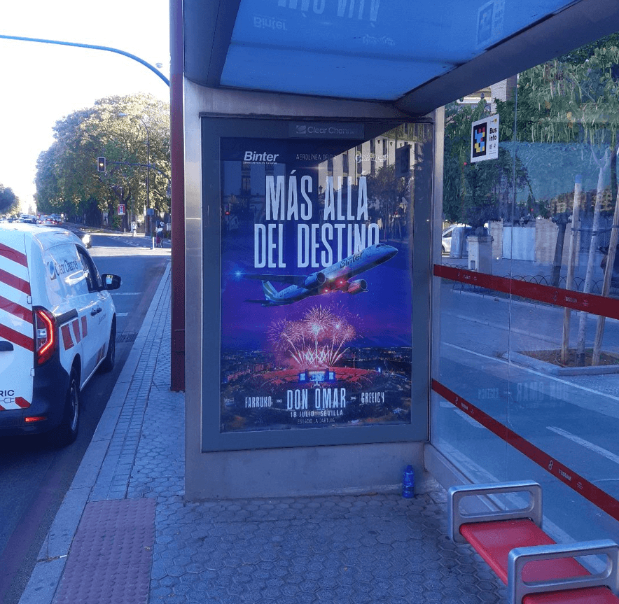 Campaña de publicidad en marquesina en el paseo de Colón, frente al Teatro de la Maestranza, Sevilla