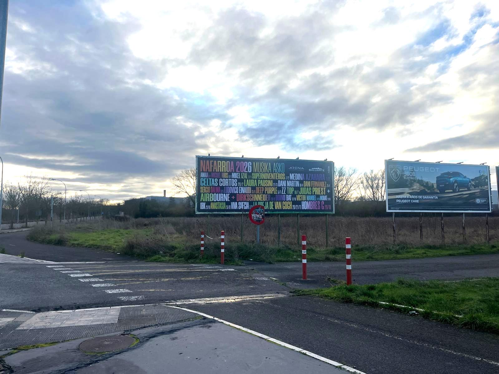 Campaña de publicidad en valla en la glorieta de acceso desde Asteigieta, junto a la avenida de los Huetos, Vitoria-Gasteiz