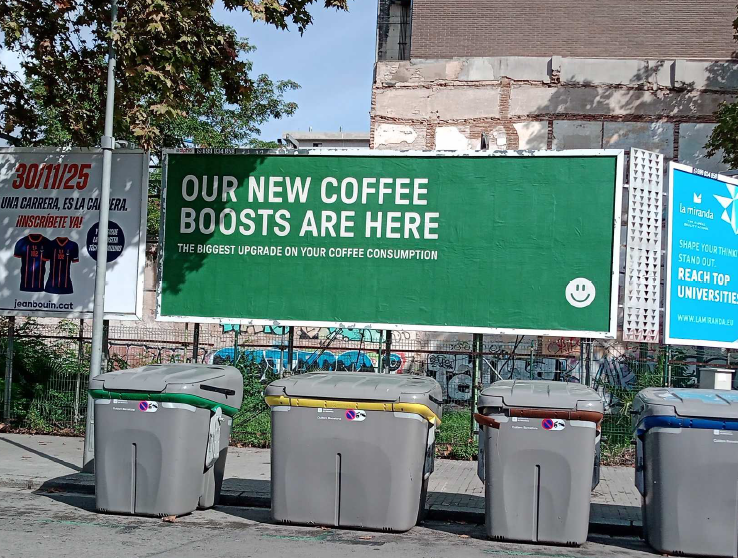 Campaña de publicidad en valla en la avenida Icària, junto a la calle Àlaba, Barcelona