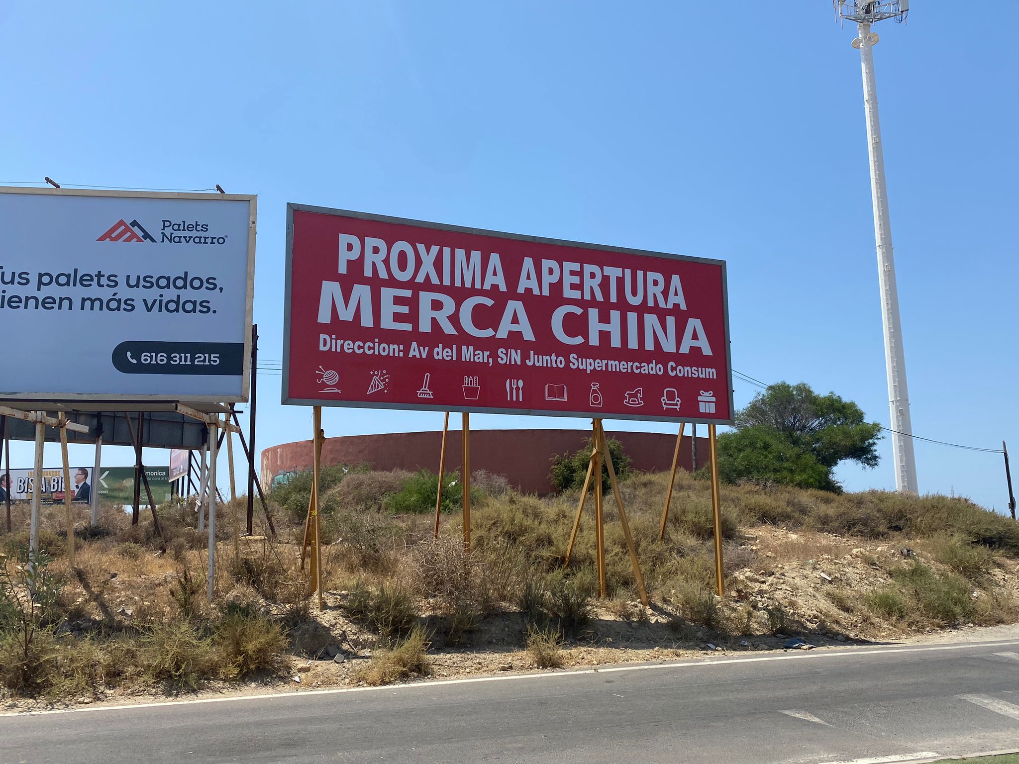 Campaña de publicidad en valla en la salida hacia Almerimar, junto a la Balsa Colorada, El Ejido