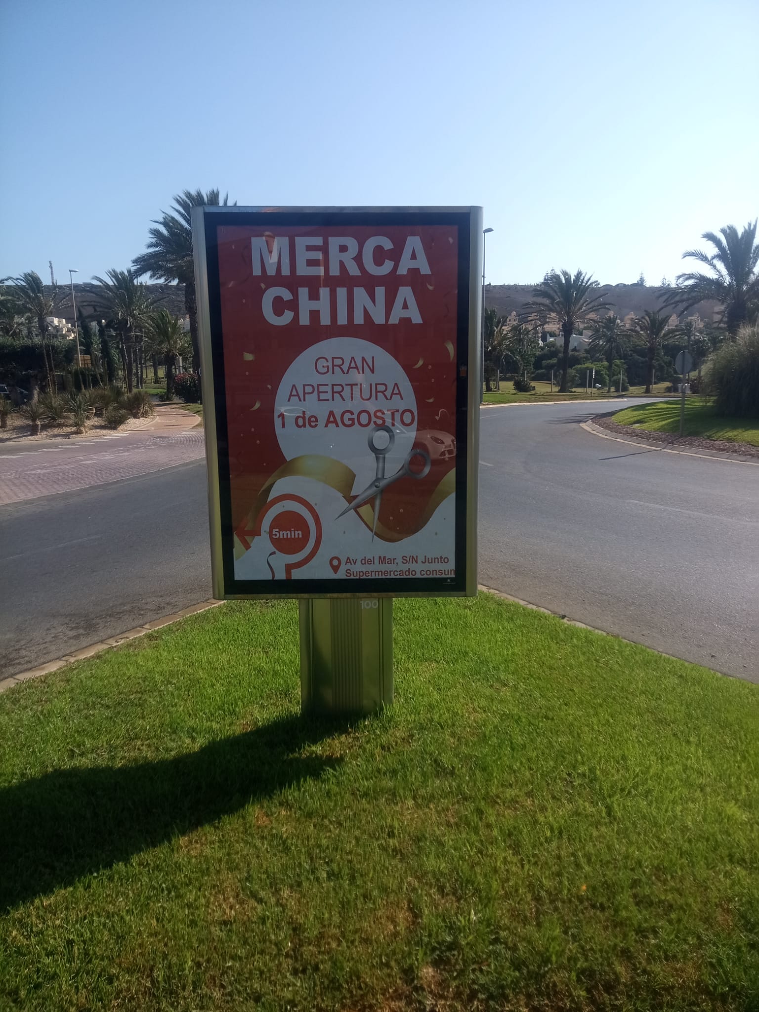Campaña de publicidad en mupi junto al Hotel Golf Almerimar, El Ejido
