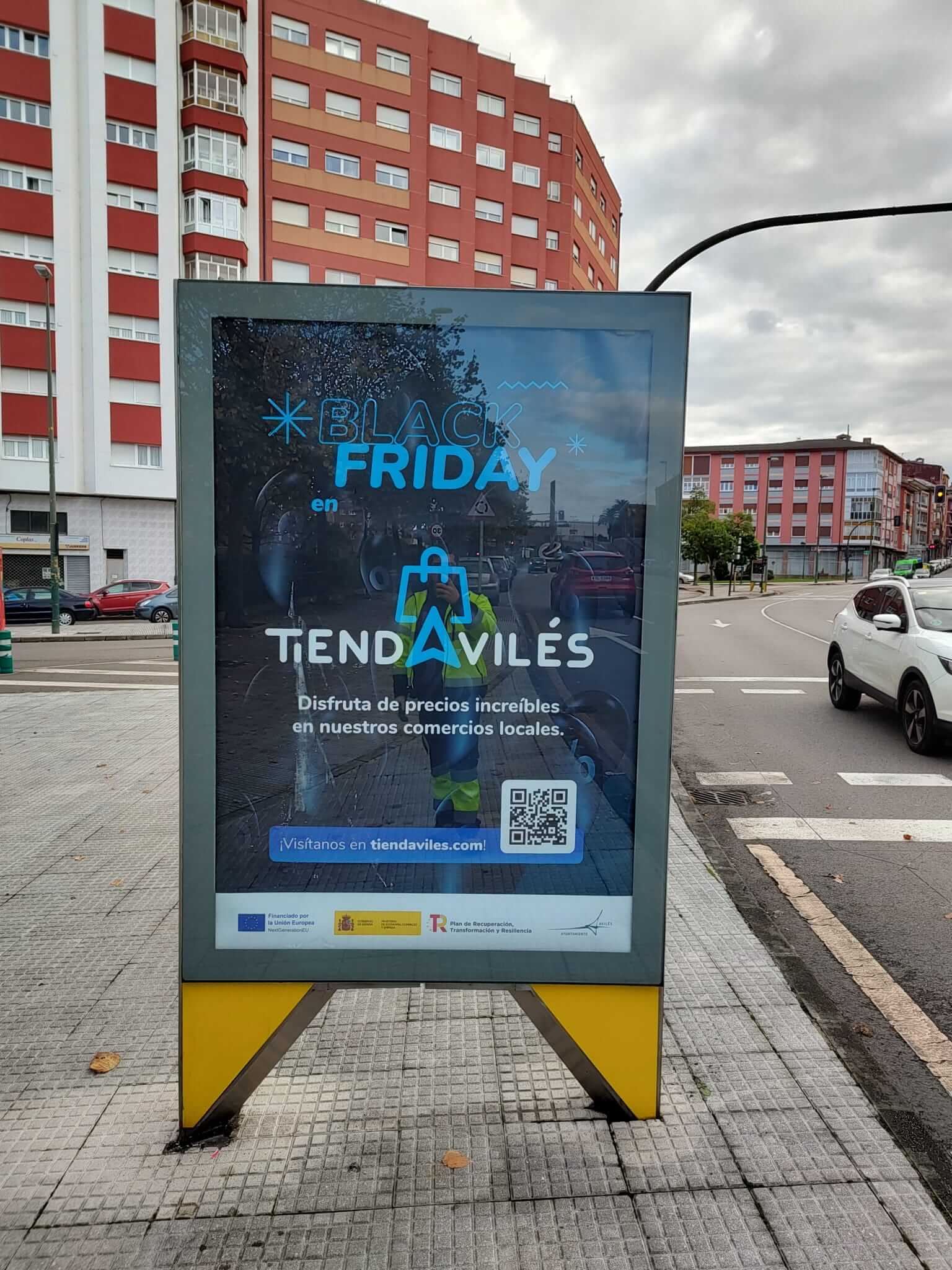 Campaña de publicidad en mupi en la calle de la Cámara, Avilés