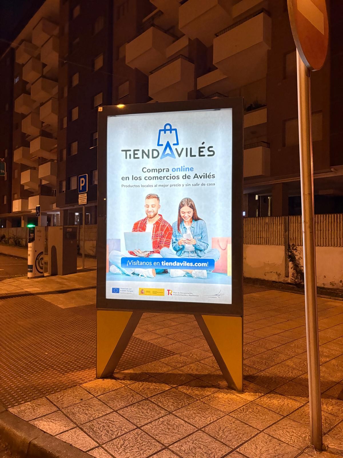 Campaña de publicidad en mupi en la calle José Cueto, Avilés