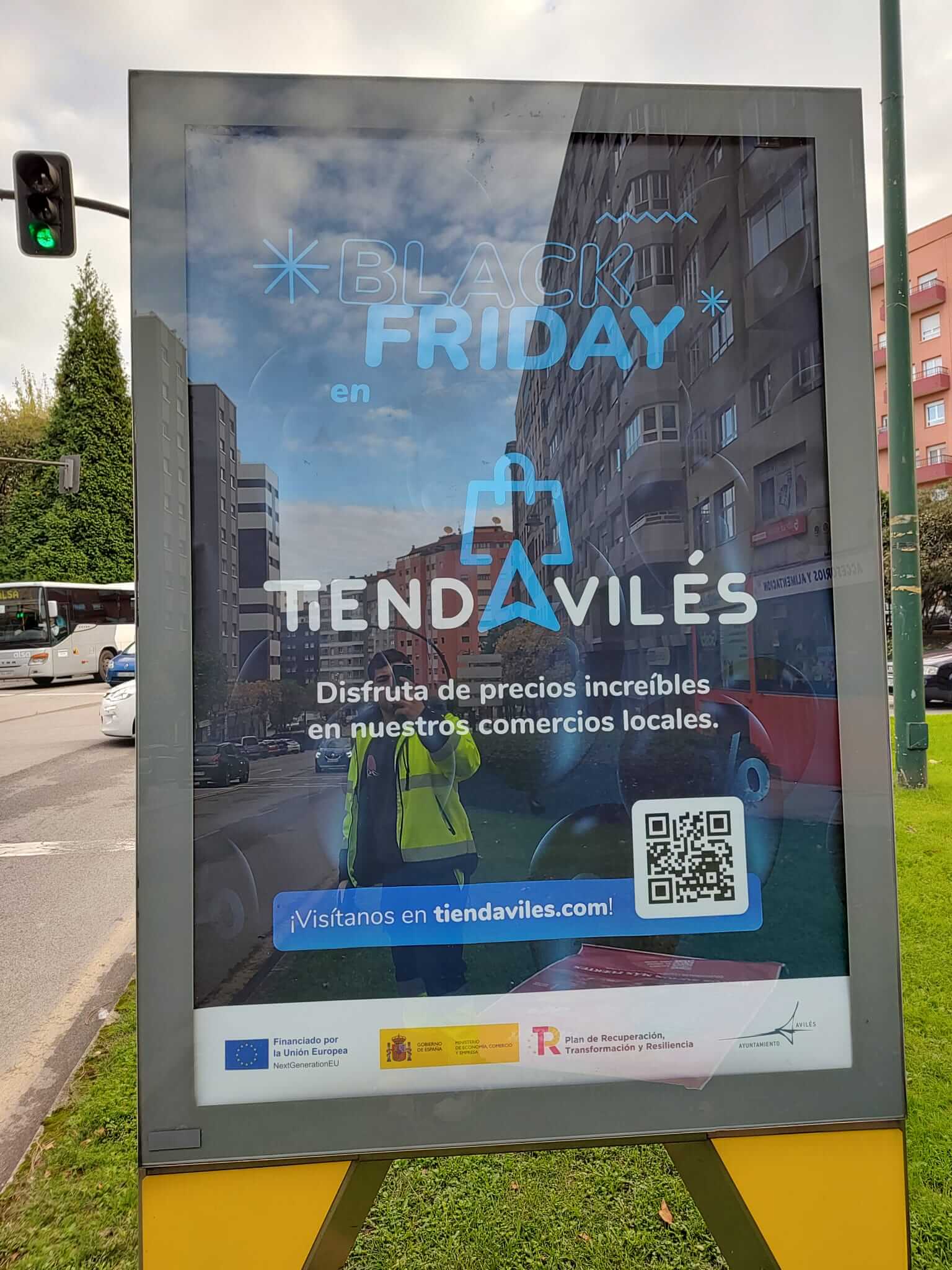 Campaña de publicidad en marquesina en la avenida de Cervantes, Avilés