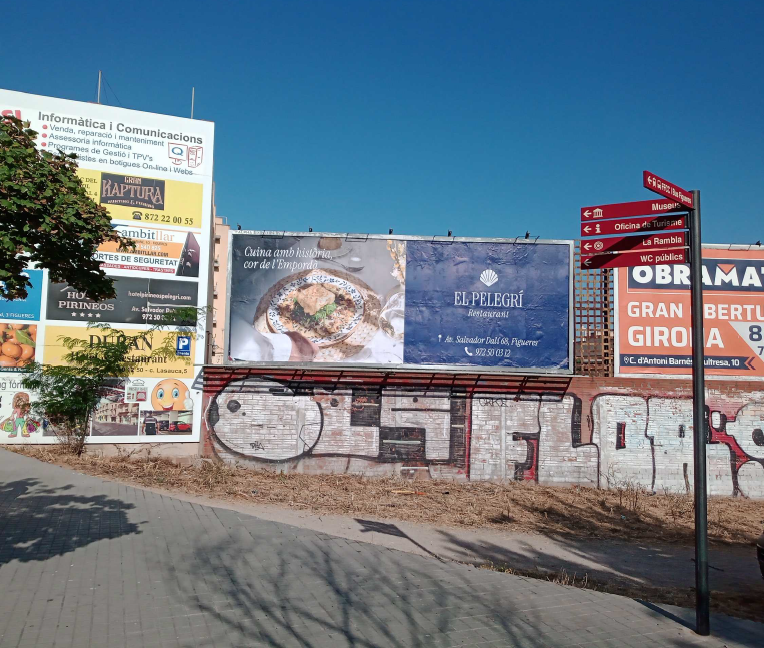 Campaña de publicidad en valla en la plaza del President Josep Tarradellas, Figueres