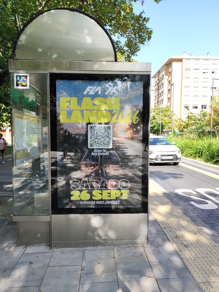 Campaña de publicidad en marquesina en la calle Iturrama, Pamplona