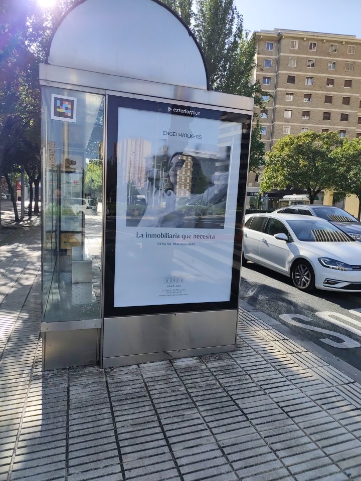 Campaña de publicidad en marquesina en la avenida de Sancho el Fuerte, Pamplona