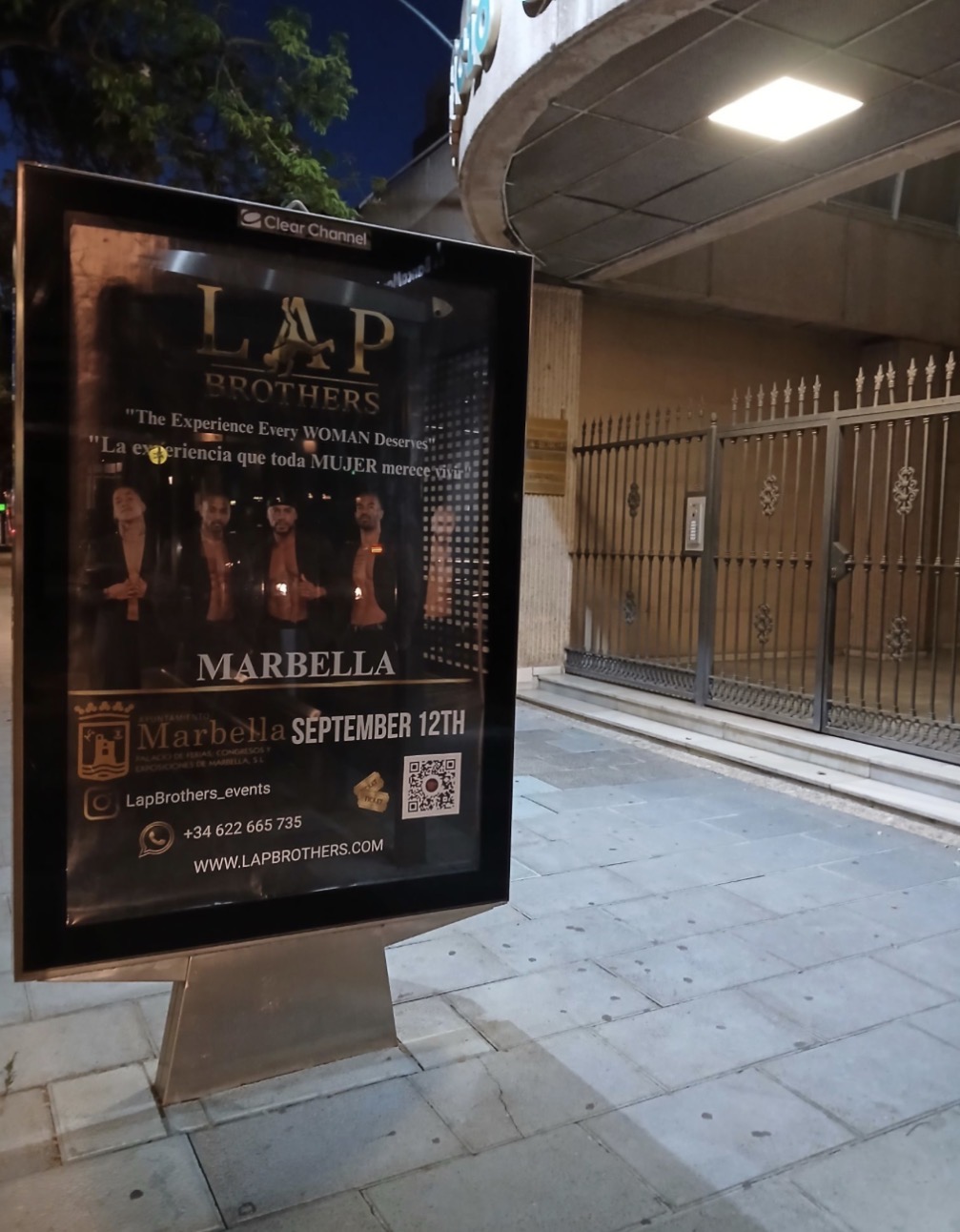 Campaña de publicidad en marquesina en la avenida Ricardo Soriano, Marbella