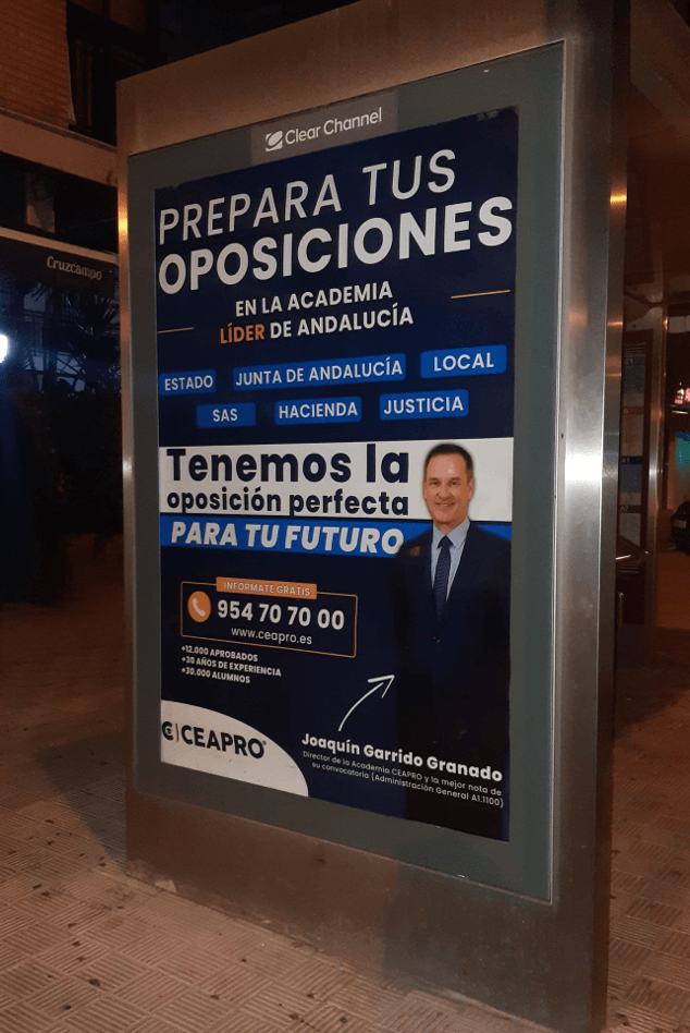 Campaña de publicidad en marquesina en la calle Santa Fe, Sevilla