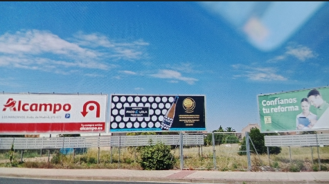 Campaña de publicidad en valla en la avenida de Madrid, Lardero
