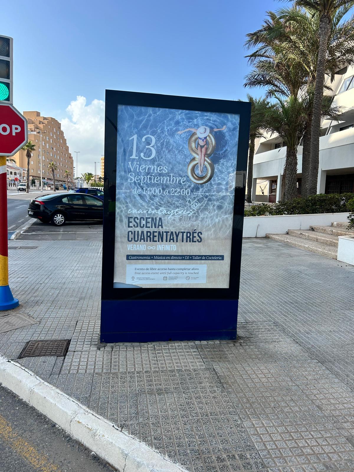 Campaña de publicidad en mupi en la urbanización Las Pirámides, La Manga
