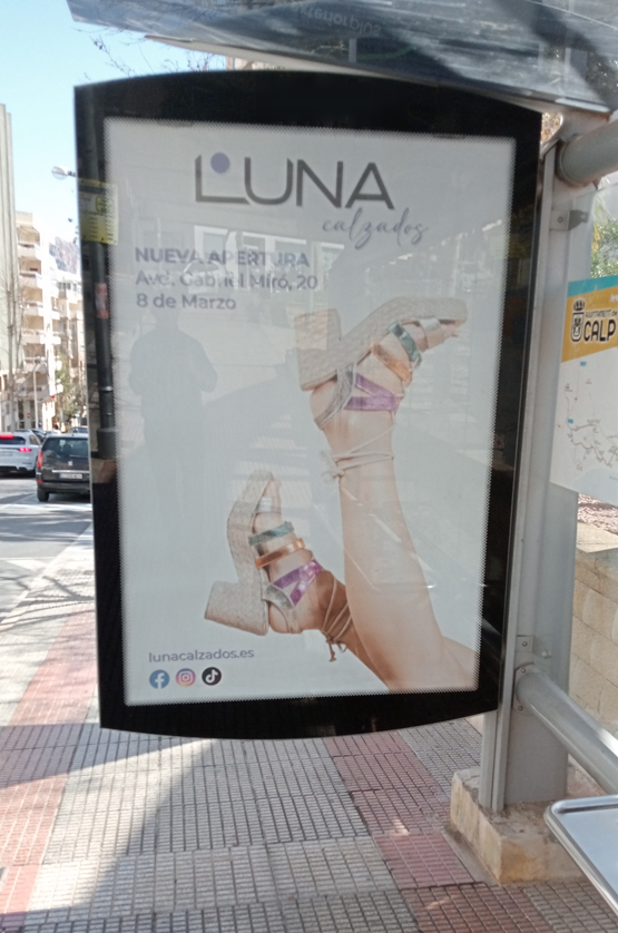 Campaña de publicidad en marquesina en la avenida de Valencia, Calpe