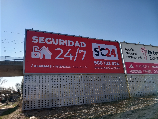 Campaña de publicidad en valla en la avenida Diagonal, Zaragoza