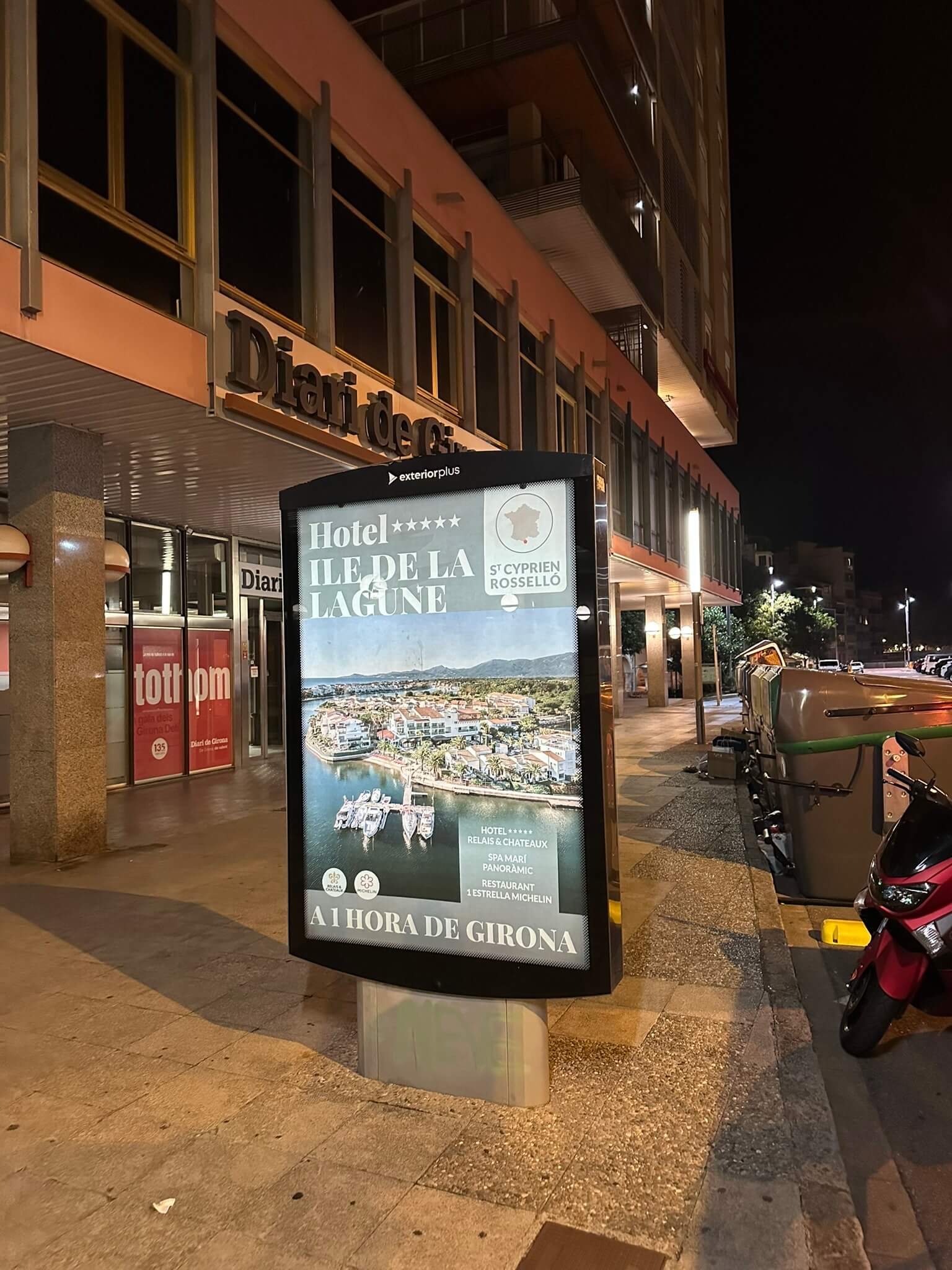 Campaña de publicidad en mupi en la calle General Mendoza, Girona