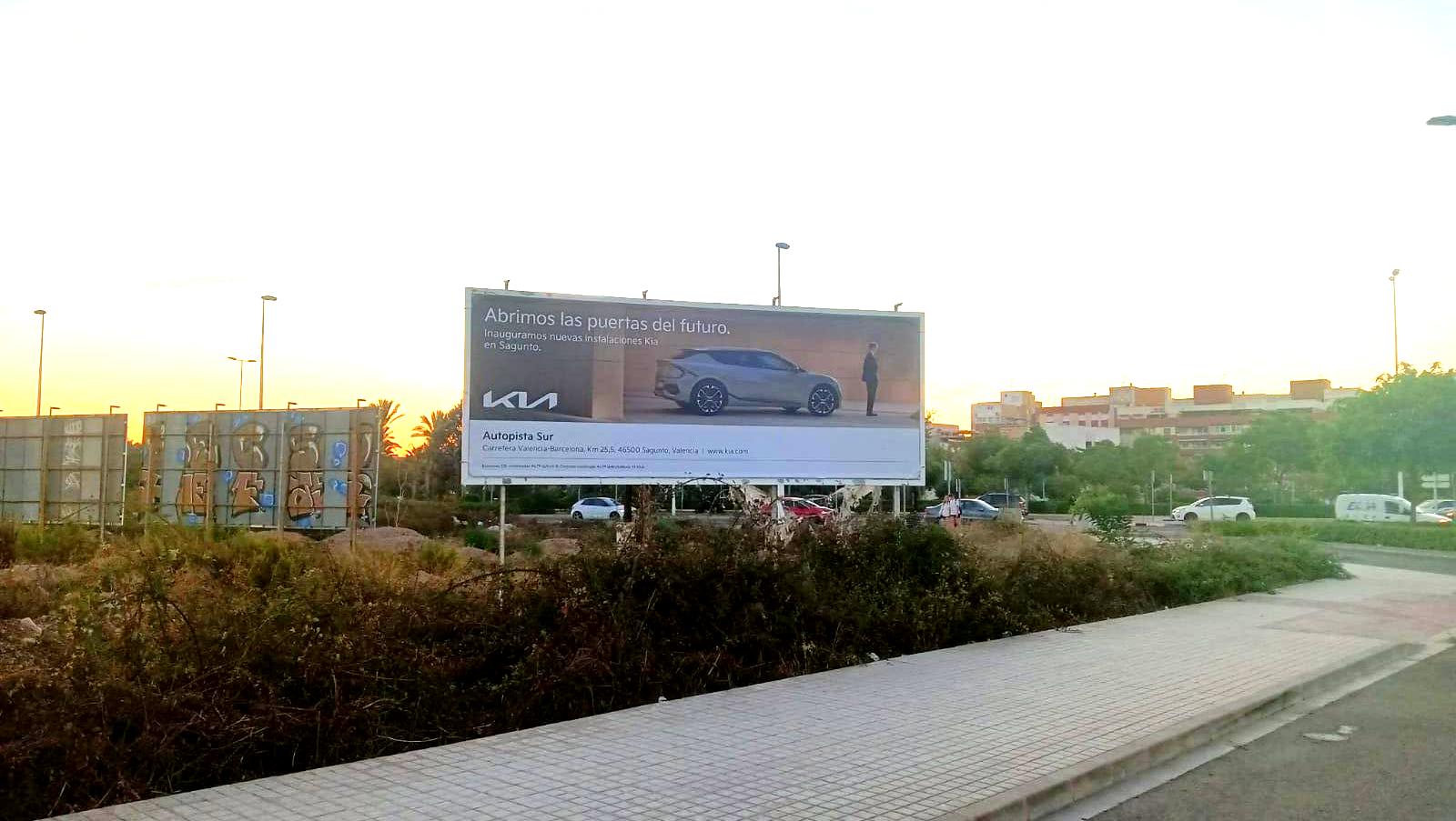 Campaña de publicidad de un concesionario en una valla de la avenida de Fausto Caruana, junto a la calle Jaume Roig, Puerto de Sagunto