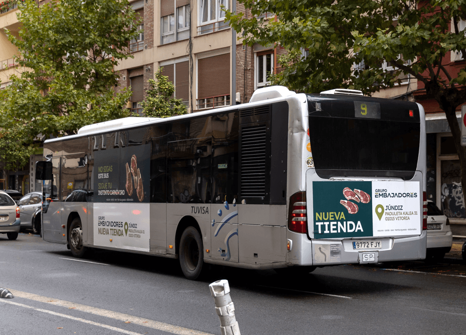 Campaña de publicidad exterior de una tienda especializada en carnes en un autobús urbano que circula por Vitoria-Gasteiz